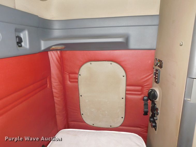 image for item DJ5928 2012 Freightliner Cascadia 125  semi truck