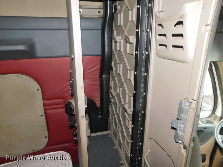 image for item DJ5928 2012 Freightliner Cascadia 125  semi truck