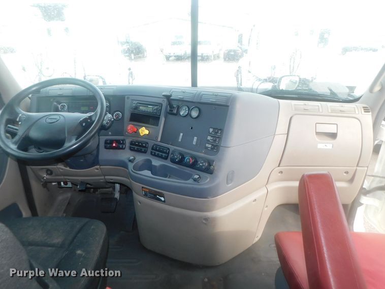 image for item DJ5928 2012 Freightliner Cascadia 125  semi truck