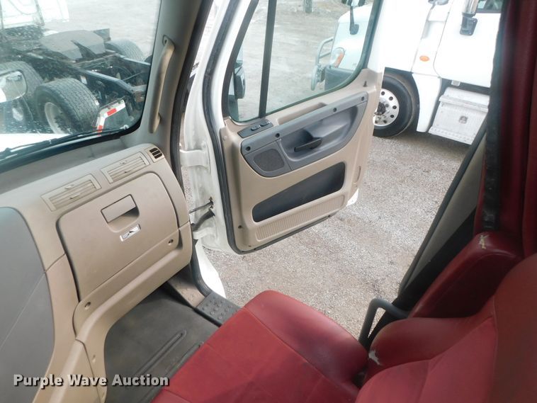 image for item DJ5928 2012 Freightliner Cascadia 125  semi truck