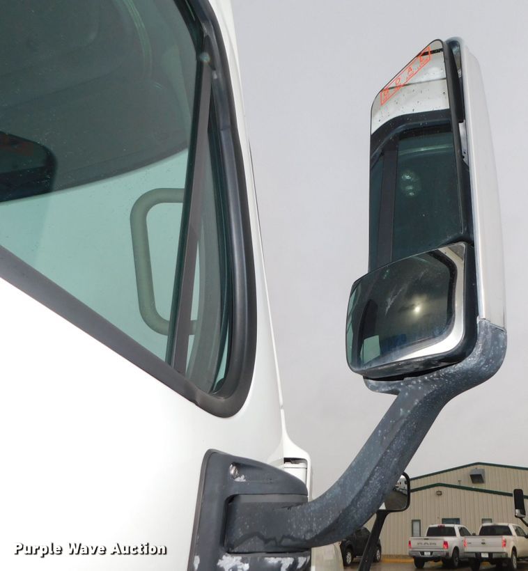 image for item DJ5928 2012 Freightliner Cascadia 125  semi truck