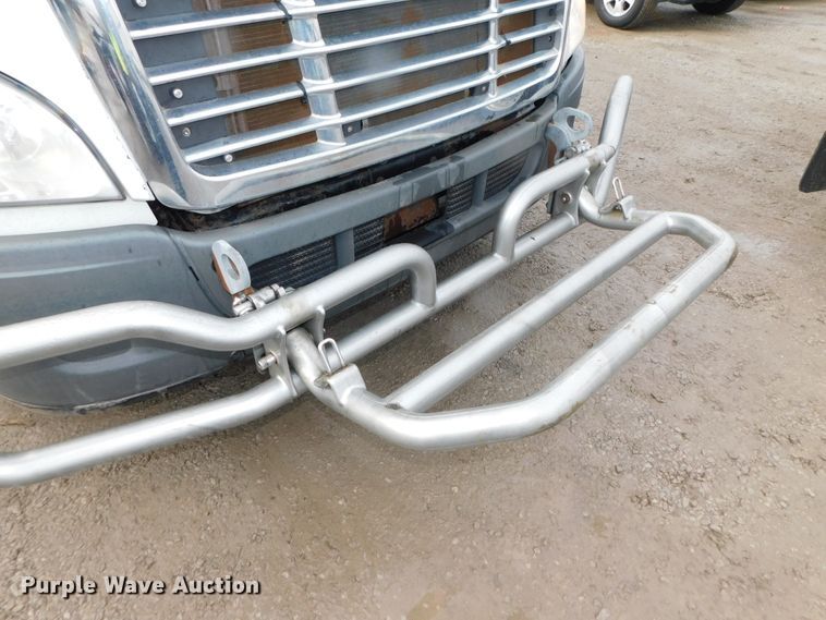 image for item DJ5928 2012 Freightliner Cascadia 125  semi truck