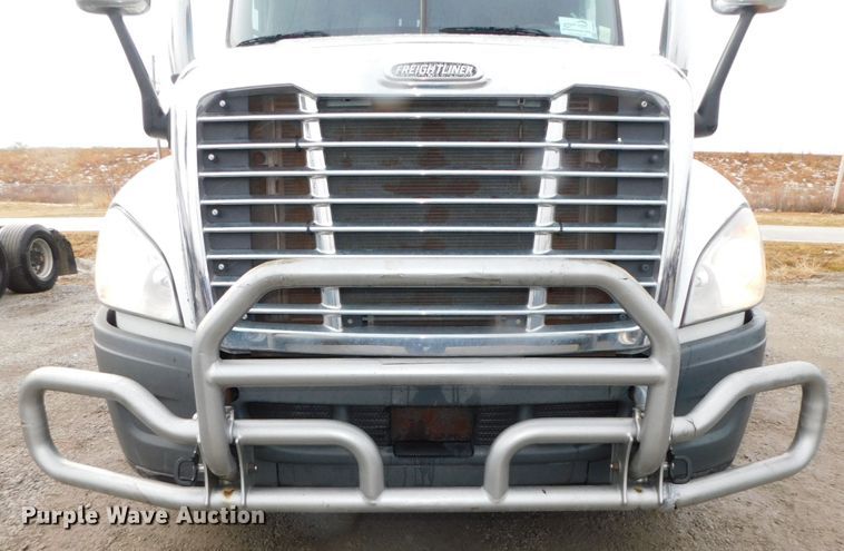 image for item DJ5928 2012 Freightliner Cascadia 125  semi truck