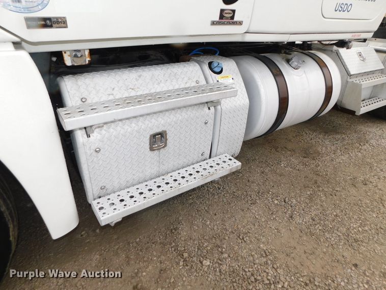 image for item DJ5928 2012 Freightliner Cascadia 125  semi truck