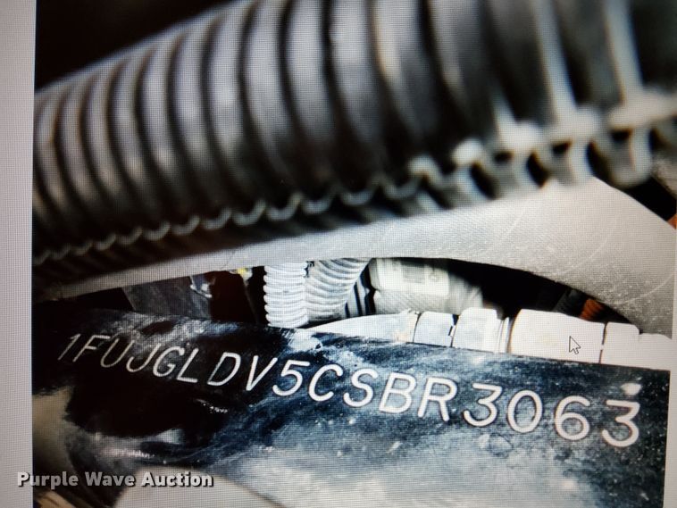 image for item DJ5928 2012 Freightliner Cascadia 125  semi truck