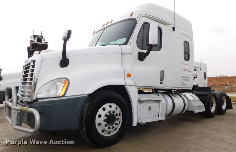 image for item DJ5929 2013 Freightliner Cascadia 125  semi truck