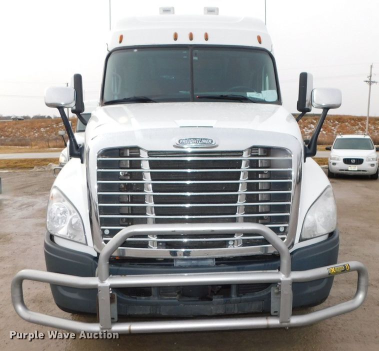 image for item DJ5929 2013 Freightliner Cascadia 125  semi truck