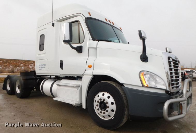 image for item DJ5929 2013 Freightliner Cascadia 125  semi truck
