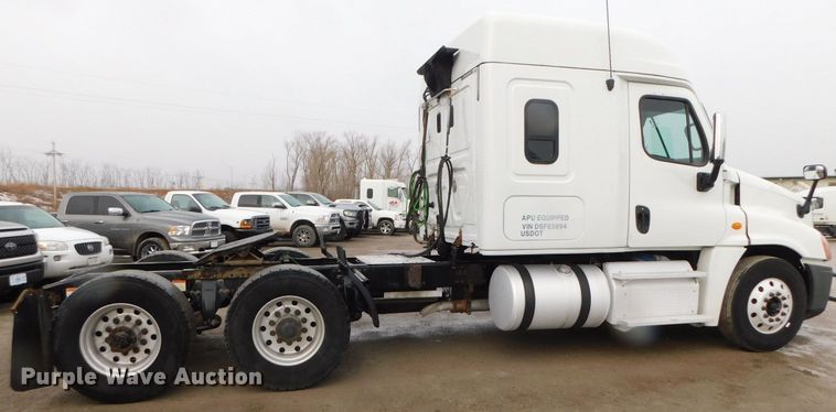 image for item DJ5929 2013 Freightliner Cascadia 125  semi truck