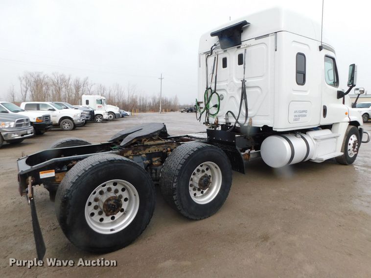 image for item DJ5929 2013 Freightliner Cascadia 125  semi truck