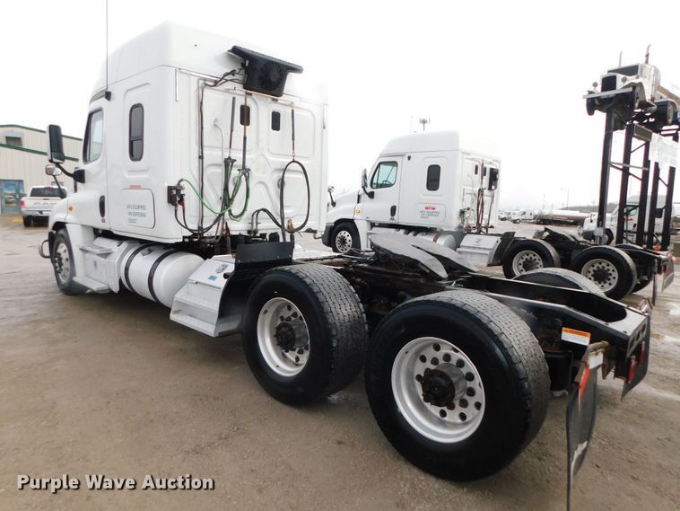 image for item DJ5929 2013 Freightliner Cascadia 125  semi truck