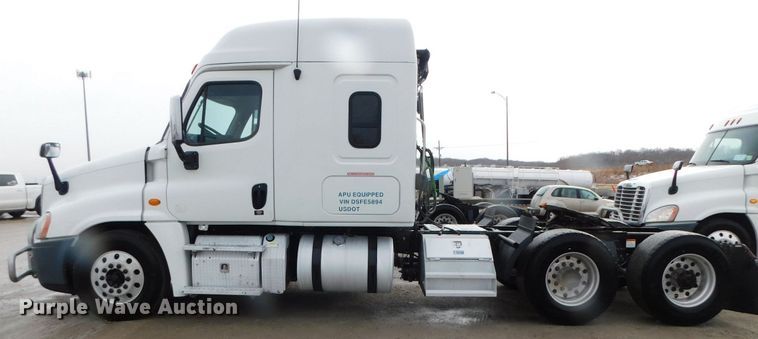 image for item DJ5929 2013 Freightliner Cascadia 125  semi truck