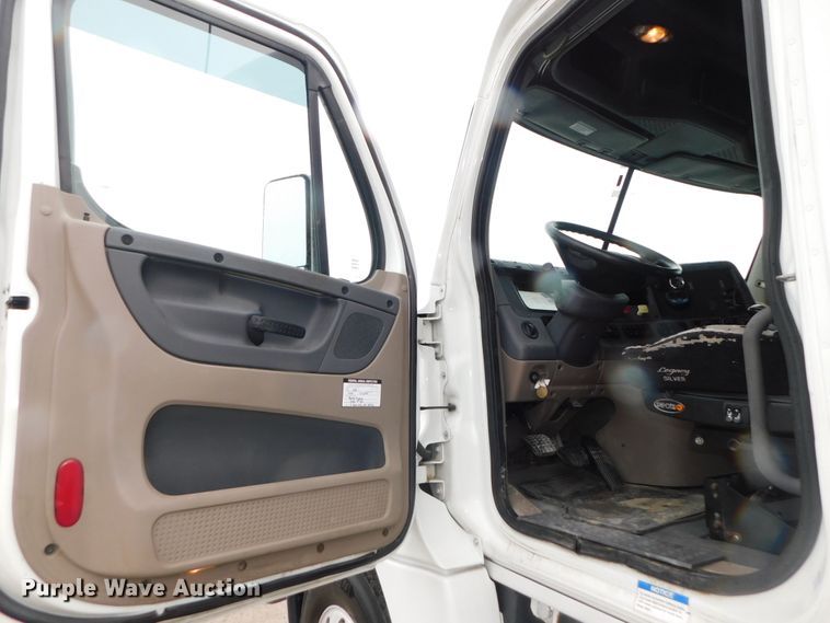 image for item DJ5929 2013 Freightliner Cascadia 125  semi truck