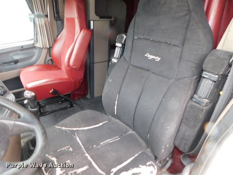 image for item DJ5929 2013 Freightliner Cascadia 125  semi truck