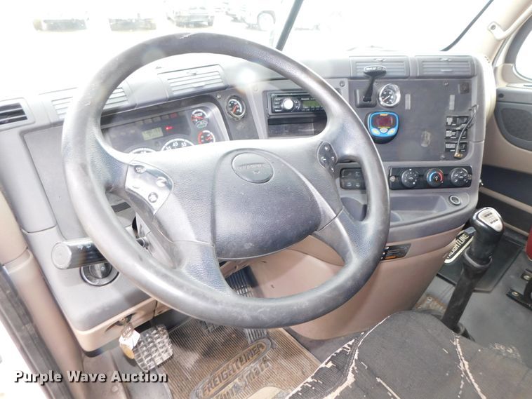 image for item DJ5929 2013 Freightliner Cascadia 125  semi truck