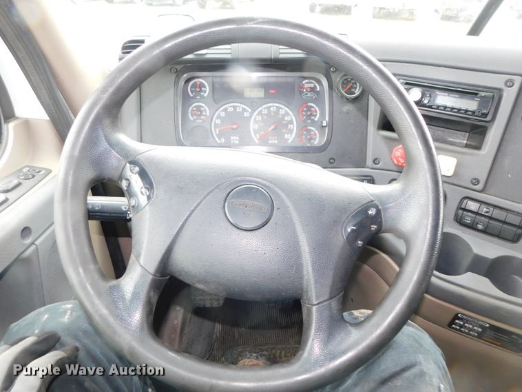 image for item DJ5929 2013 Freightliner Cascadia 125  semi truck