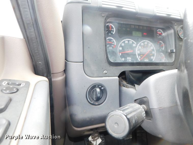 image for item DJ5929 2013 Freightliner Cascadia 125  semi truck