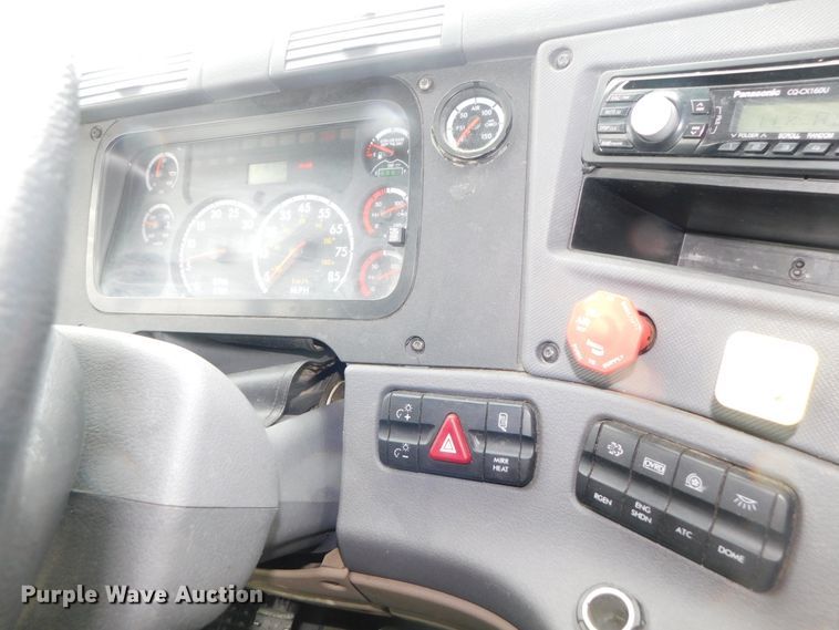 image for item DJ5929 2013 Freightliner Cascadia 125  semi truck