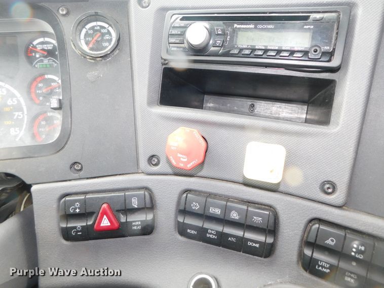 image for item DJ5929 2013 Freightliner Cascadia 125  semi truck