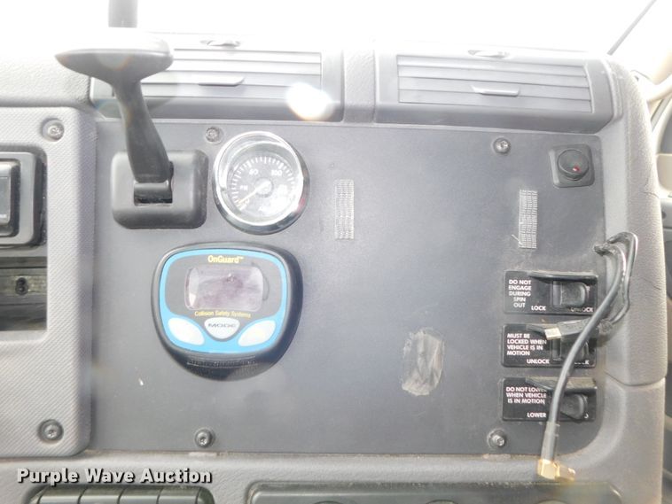 image for item DJ5929 2013 Freightliner Cascadia 125  semi truck