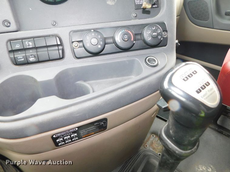 image for item DJ5929 2013 Freightliner Cascadia 125  semi truck