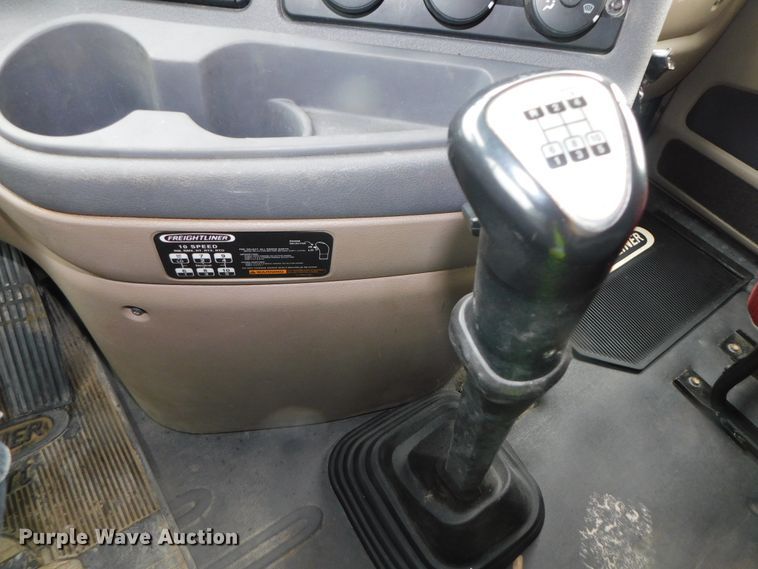 image for item DJ5929 2013 Freightliner Cascadia 125  semi truck