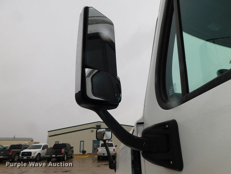 image for item DJ5929 2013 Freightliner Cascadia 125  semi truck