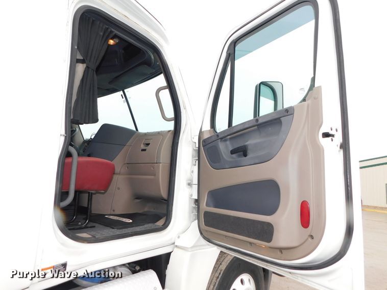 image for item DJ5929 2013 Freightliner Cascadia 125  semi truck