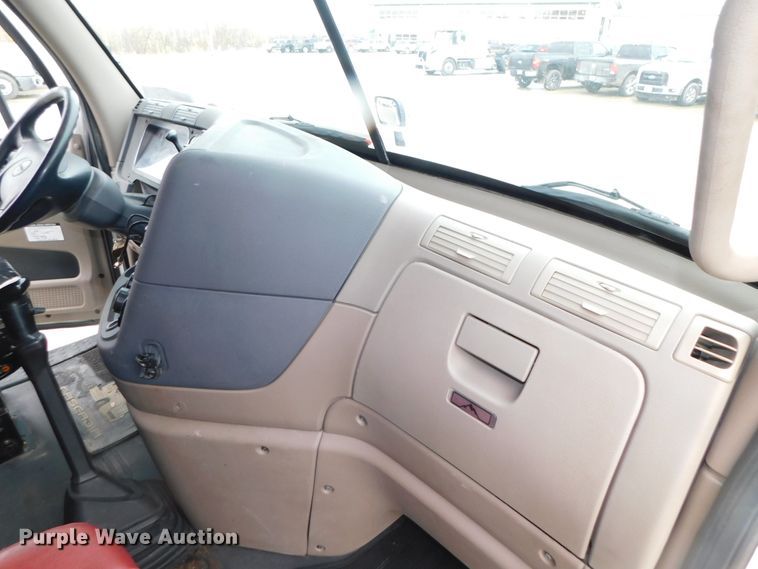 image for item DJ5929 2013 Freightliner Cascadia 125  semi truck