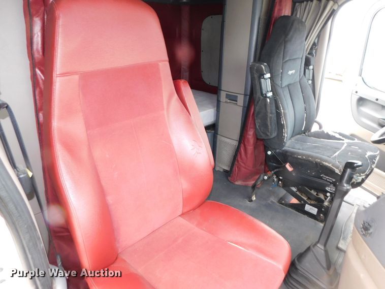 image for item DJ5929 2013 Freightliner Cascadia 125  semi truck