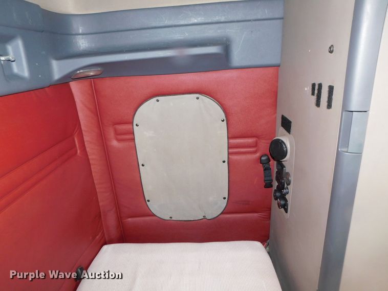 image for item DJ5929 2013 Freightliner Cascadia 125  semi truck