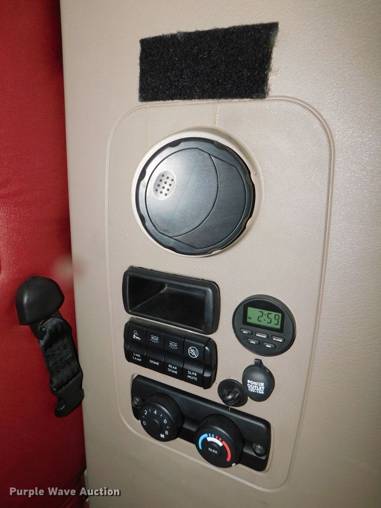 image for item DJ5929 2013 Freightliner Cascadia 125  semi truck