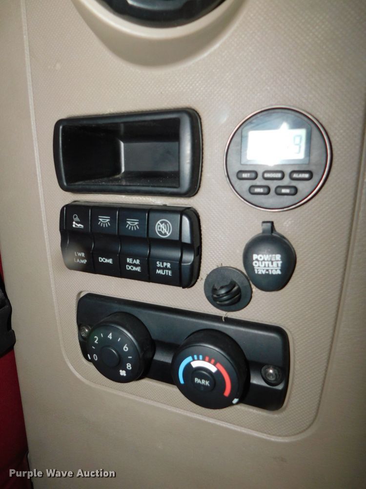 image for item DJ5929 2013 Freightliner Cascadia 125  semi truck