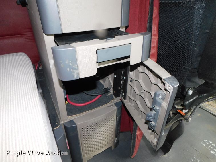 image for item DJ5929 2013 Freightliner Cascadia 125  semi truck