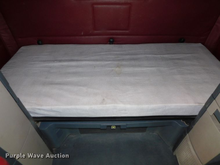 image for item DJ5929 2013 Freightliner Cascadia 125  semi truck