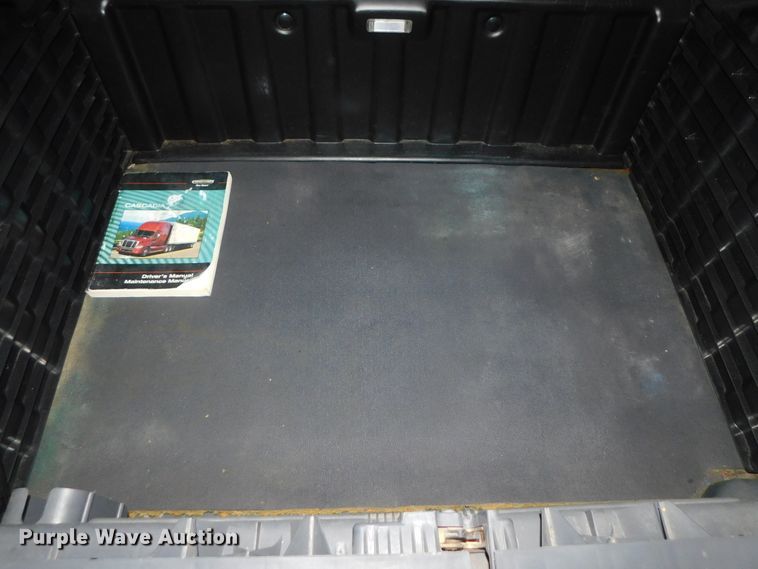 image for item DJ5929 2013 Freightliner Cascadia 125  semi truck