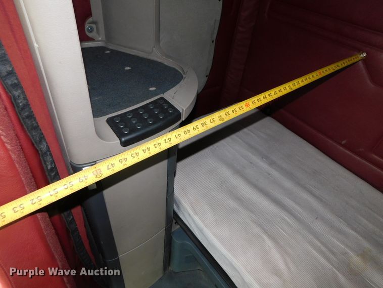 image for item DJ5929 2013 Freightliner Cascadia 125  semi truck