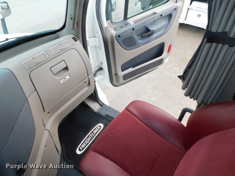 image for item DJ5929 2013 Freightliner Cascadia 125  semi truck