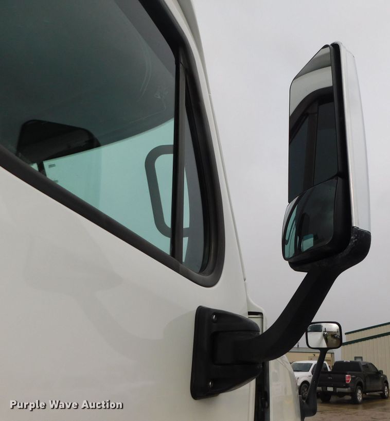 image for item DJ5929 2013 Freightliner Cascadia 125  semi truck