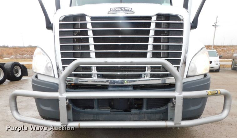 image for item DJ5929 2013 Freightliner Cascadia 125  semi truck