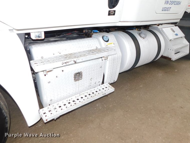 image for item DJ5929 2013 Freightliner Cascadia 125  semi truck