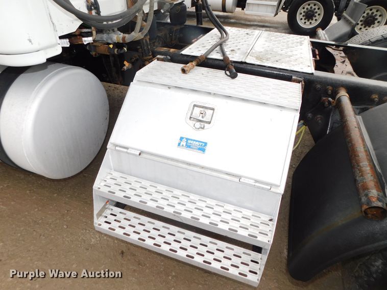 image for item DJ5929 2013 Freightliner Cascadia 125  semi truck