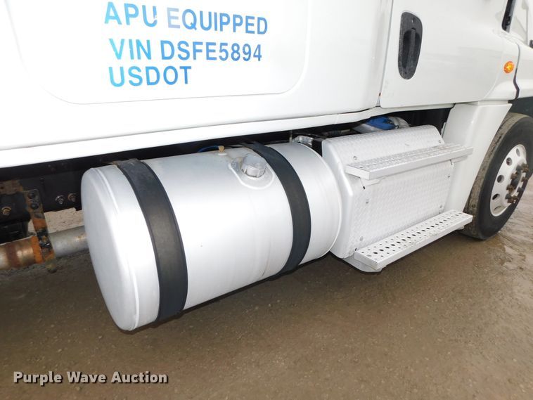 image for item DJ5929 2013 Freightliner Cascadia 125  semi truck