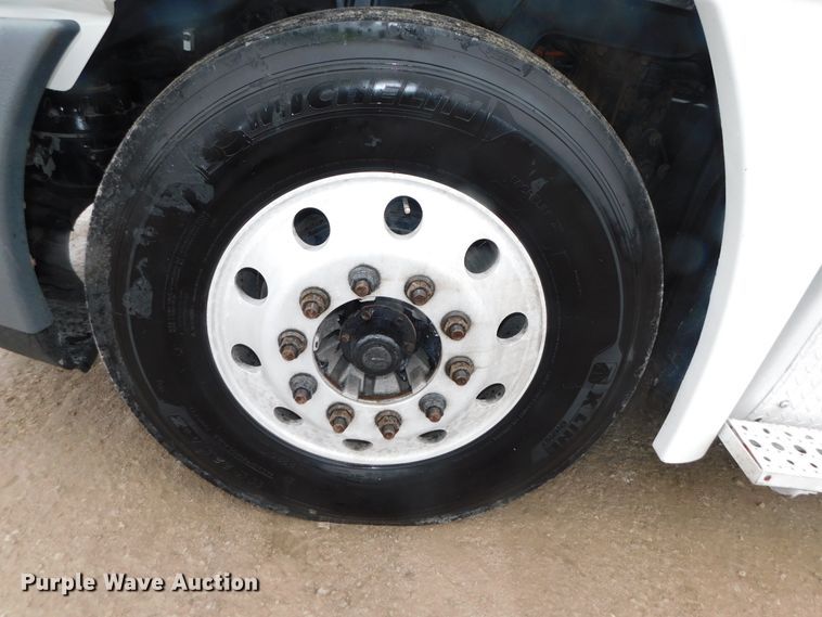 image for item DJ5929 2013 Freightliner Cascadia 125  semi truck