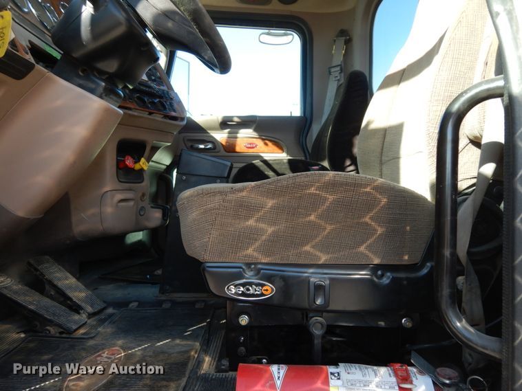 image for item DJ8103 2009 Peterbilt 384  semi truck