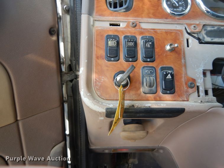 image for item DJ8103 2009 Peterbilt 384  semi truck