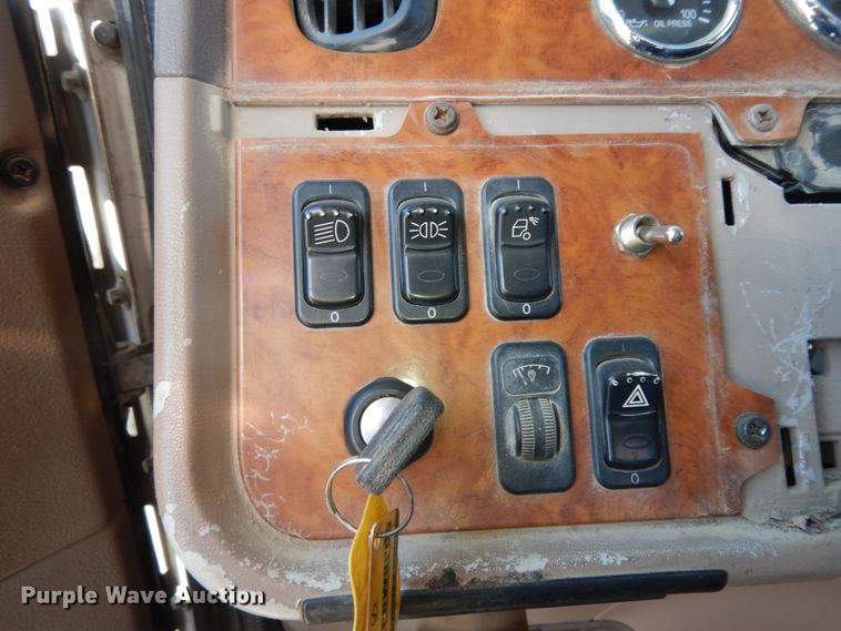 image for item DJ8103 2009 Peterbilt 384  semi truck