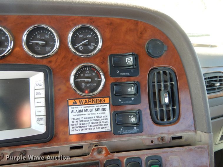 image for item DJ8103 2009 Peterbilt 384  semi truck