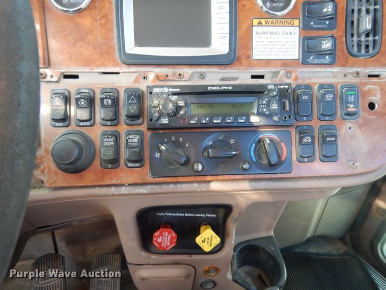 image for item DJ8103 2009 Peterbilt 384  semi truck