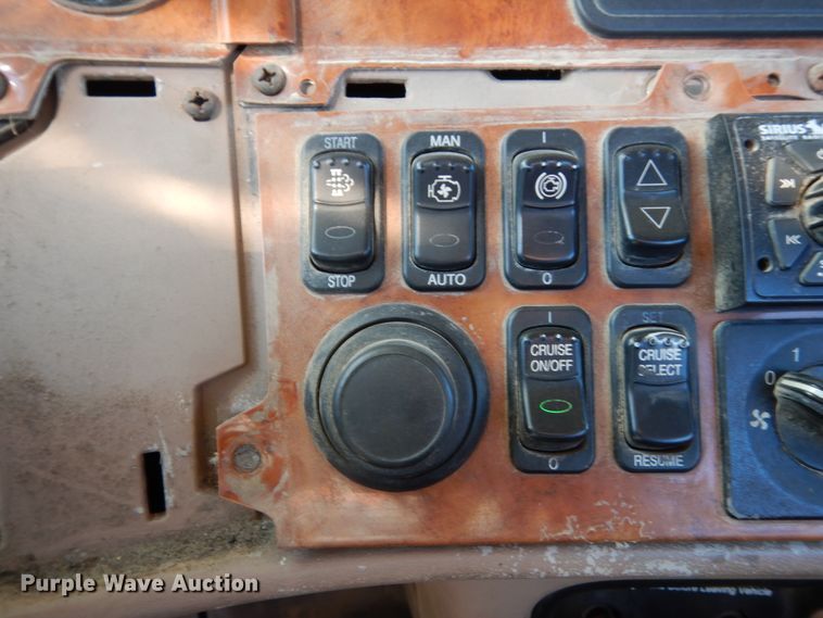 image for item DJ8103 2009 Peterbilt 384  semi truck